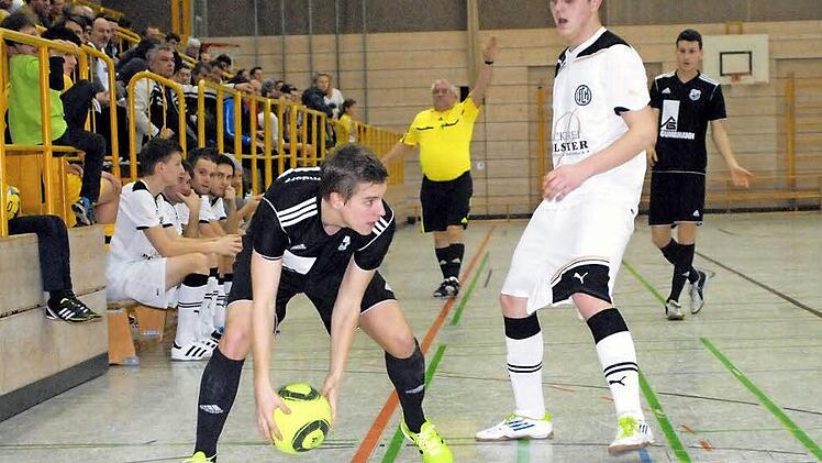 Finale: Der Vorjahressieger aus Niederndorf (schwarze Trikots) mühte sich vergeblich und musste sich dem FCH mit 0:6 beugen. Fotos: herzopress