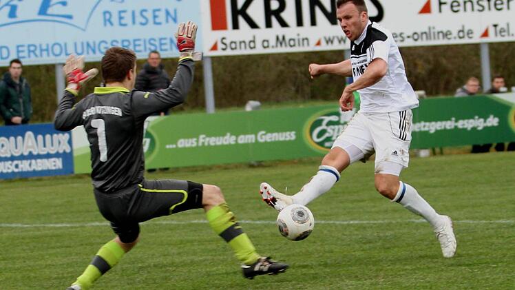 Das Glück des Tüchtigen steht hier Gästekeeper Florian Nöth (links) bei, der diese Torchance des Sander Thorsten Schlereth abwehrt.