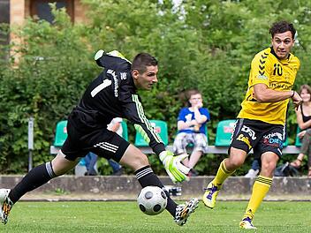 Da war Niederfüllbachs Torwart Dominik Rädlein machtlos! Gekonnt umkurvt Hajk Karapetjan den letzten Mann und netzt ein. Nach dem 8:2-Sieg der gastgebenden Füllbacher ließen beide Mannschaften den Benefiztag bei der italienischen Nacht der "Füllbachbäcker" ausklingen. Fotos: Albert Höchstädter