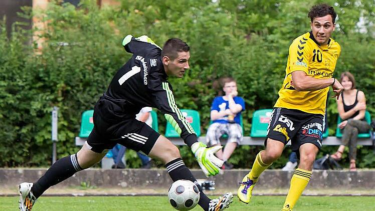 Da war Niederfüllbachs Torwart Dominik Rädlein machtlos! Gekonnt umkurvt Hajk Karapetjan den letzten Mann und netzt ein. Nach dem 8:2-Sieg der gastgebenden Füllbacher ließen beide Mannschaften den Benefiztag bei der italienischen Nacht der "Füllbachbäcker" ausklingen. Fotos: Albert Höchstädter