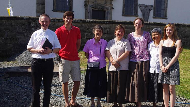 Auch eine internationale Abordnung des "Instituts Notre-Dame de Vie" war beim Skapulierfest zu Gast. Das Bild zeigt sie mit (links) Dekan Michael Dotzauer.  Foto: Heike Schülein