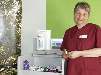 Die meisten Utensilien trägt Bettina Förner in ihrem Herzen: Einfühlsamkeit, Liebe und Gottvertrauen. Aber es braucht oft mehr. Deshalb hat sie einen gut ausgestatteten Wagen mit ätherischen Ölen, Salzlampe, christlichen Liedern und Büchern und allem, was den Abschied von dieser Welt leichter macht.  Foto: Susanne Deuerling