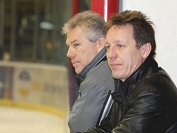 Lubos Thür (links) trainiert die Haßfurter "Hawks" auch in der Saison 2015/2016. Über die weitere Zusammenarbeit freut sich auch der Sportliche Leiter Martin Reichert (rechts).
