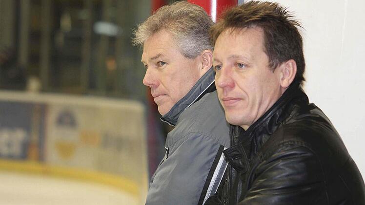 Lubos Thür (links) trainiert die Haßfurter "Hawks" auch in der Saison 2015/2016. Über die weitere Zusammenarbeit freut sich auch der Sportliche Leiter Martin Reichert (rechts).