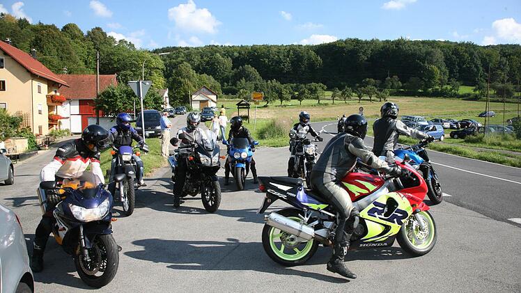 Biker-Gruppen sammeln sich und fahren den Berg wiederholt auf und ab.