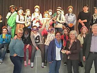 Freudiges Ereignis während einer der Musicalproben: Die Kleiderkammer "Klamotte", vertreten durch Gabriele Lang, übergab eine Spende über 200 Euro.  Foto: Simone Gutwein