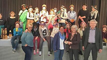 Freudiges Ereignis während einer der Musicalproben: Die Kleiderkammer "Klamotte", vertreten durch Gabriele Lang, übergab eine Spende über 200 Euro.  Foto: Simone Gutwein