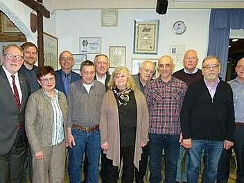 Die Geehrten zusammen mit dem bisherigen und den neu gewählten Vorsitzenden sowie den Ehrengästen. Foto: Lothar Weidner