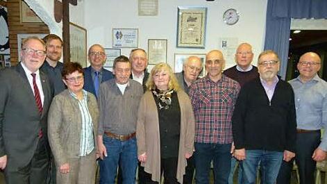 Die Geehrten zusammen mit dem bisherigen und den neu gewählten Vorsitzenden sowie den Ehrengästen. Foto: Lothar Weidner