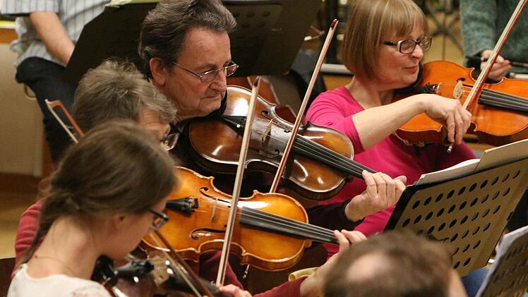 Das Orchester der Gesellschaft der Musikfreunde Neustadt probt für sein Sinfoniekonzert, das am 1. April in der Mehrzweckhalle stattfindet.Foto: Jochen Berger