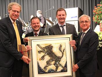 Das Stadtwappen aus Keramik gab es als Gastgeschenk für die Stadt Herzogenaurach. Die beiden Bürgermeister German Hacker (l.) und Hans-Peter Schlagholz (r.) flankierten das Geschenk. Fotos: Richard Sänger