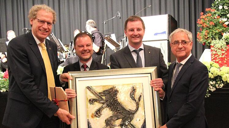 Das Stadtwappen aus Keramik gab es als Gastgeschenk für die Stadt Herzogenaurach. Die beiden Bürgermeister German Hacker (l.) und Hans-Peter Schlagholz (r.) flankierten das Geschenk. Fotos: Richard Sänger