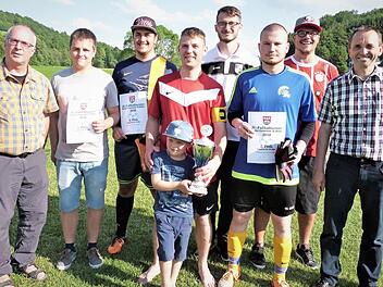 Unser Bild zeigt von links Bürgermeister und CSU-Ortsvorsitzenden Stephan Heckel-Michel, Tobias Schubert (Kauerndorf), Jonas Griesenbrock (Ködnitz), Frank Ströhlein (Kauerndorf) mit Sohn Hannes, Heiko Lindner (Rangen), Daniel Mücke (Fölschnitz), Matthias Glauer (Ebersbach) und 3. Bürgermeister Heinz Mösch.  Foto: Werner Reißaus