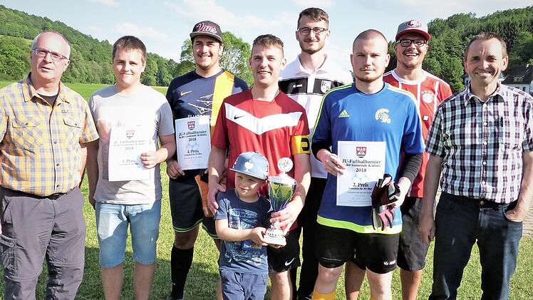 Unser Bild zeigt von links Bürgermeister und CSU-Ortsvorsitzenden Stephan Heckel-Michel, Tobias Schubert (Kauerndorf), Jonas Griesenbrock (Ködnitz), Frank Ströhlein (Kauerndorf) mit Sohn Hannes, Heiko Lindner (Rangen), Daniel Mücke (Fölschnitz), Matthias Glauer (Ebersbach) und 3. Bürgermeister Heinz Mösch.  Foto: Werner Reißaus