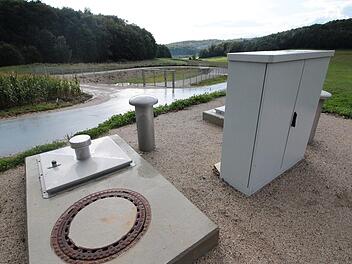 Die neu gebaute Kläranlage in Buckenreuth. Seit 2018 werden die Abwasserkanäle im Ort saniert. Die Kosten für Verbesserungen an den Entwässerungs-Einrichtungen zahlen aber alle Grundstückeigentümer in Ebermannstadt. Foto: Josef Hofbauer