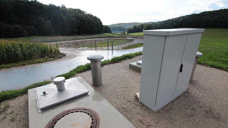 Die neu gebaute Kläranlage in Buckenreuth. Seit 2018 werden die Abwasserkanäle im Ort saniert. Die Kosten für Verbesserungen an den Entwässerungs-Einrichtungen zahlen aber alle Grundstückeigentümer in Ebermannstadt. Foto: Josef Hofbauer