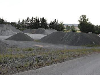 Vermischter Bauschutt der Deponieklasse I soll auf dem jetzigen Lagerplatz gesammelt werden. Der Bauschutt- Hügel soll später dann begrünt werden. Foto: Klaus Klaschka