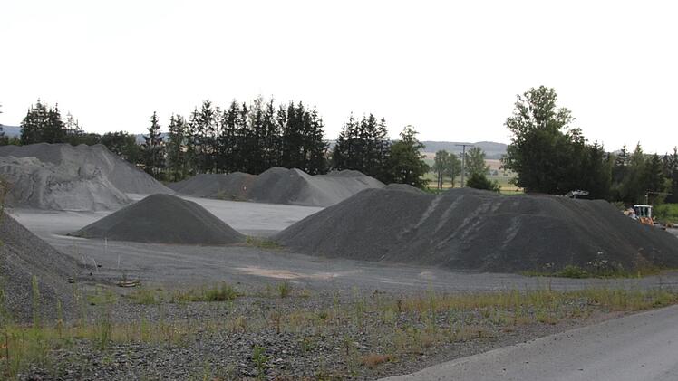 Vermischter Bauschutt der Deponieklasse I soll auf dem jetzigen Lagerplatz gesammelt werden. Der Bauschutt- Hügel soll später dann begrünt werden. Foto: Klaus Klaschka