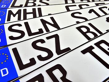 Autokennzeichen sind amtliche Dokumente - wenn eines verloren geht, dann muss man den Wagen neu zulassen.