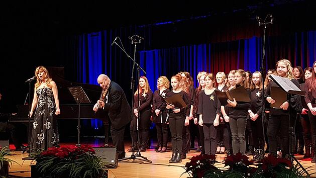 Deborah Sasson sang nicht neben dem Friesener Chor "Con Brio", sondern mit ihm.Maria Löffler