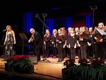 Deborah Sasson sang nicht neben dem Friesener Chor "Con Brio", sondern mit ihm.Maria Löffler