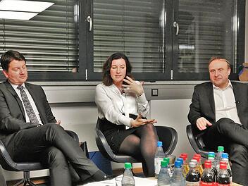 Gastgeber Peter Heil (rechts), geschäftsführender Gesellschafter der Otto Heil GmbH, diskutierte mit Dorothee Bär (CSU), Staatsministerin für Digitalisierung im Bundeskanzleramt, und dem CSU-Landtagsabgeordneten Sandro Kirchner, Vorsitzender des Wirtschaftsausschusses im Landtag.  Fotos: Sigismund von Dobschütz