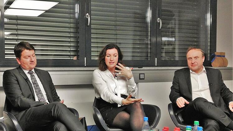 Gastgeber Peter Heil (rechts), geschäftsführender Gesellschafter der Otto Heil GmbH, diskutierte mit Dorothee Bär (CSU), Staatsministerin für Digitalisierung im Bundeskanzleramt, und dem CSU-Landtagsabgeordneten Sandro Kirchner, Vorsitzender des Wirtschaftsausschusses im Landtag.  Fotos: Sigismund von Dobschütz