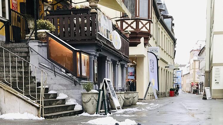 Verwilderte Haustauben suchen in der Fußgängerzone  in Bad Kissingen nach Futter.Anja Vorndran