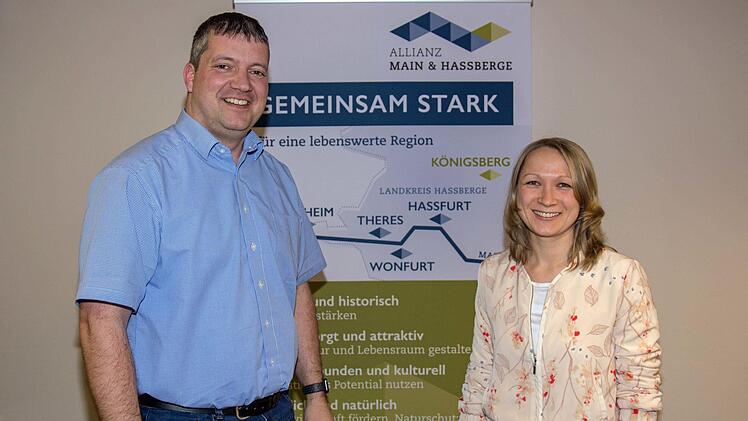 Die Managerin der Allianz Main & Haßberge, Marlene Huschik (im Bild), besuchte die Sitzung des Gemeinderats Gädheim und informierte über die Ziele und Projekte der Allianz. Mit auf dem Bild ist Bürgermeister Peter Kraus vor einem Roll-Up der Allianz.Ulrike Langer