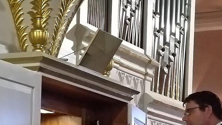 Der Organist Hartmut Leuschner-Rostoski gastierte an der historischen Hofmann-Orgel von St. Georg in Neustadt. Mit Musik vom Barock bis zur Romantik gestaltete er das Abschlusskonzert der 4. thüringisch-fränkischen Orgeltage.Foto: Jochen Berger