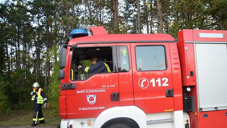 Bei der Brandschutzwoche   mussten die Feuerwehren Elfershausen, Machtilshausen, Trimberg, Langendorf und Fuchsstadt zu einem angenommenen gro&szlig;en  Waldbrand ausr&uuml;cken. Foto: Julia Vierheilig