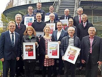 Die Sparkassenstiftung Kronach überreichte Spenden von 14 111,92 Euro. Das Bild zeigt die Vertreter der Spendenempfänger und des Stiftungsrates. Foto: Heike Schülein