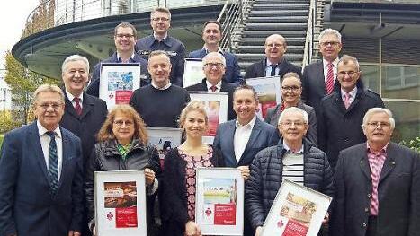 Die Sparkassenstiftung Kronach überreichte Spenden von 14 111,92 Euro. Das Bild zeigt die Vertreter der Spendenempfänger und des Stiftungsrates. Foto: Heike Schülein