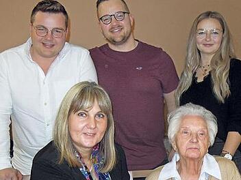 Mike Stahlberger, Bürgermeisterin Dr. Birgit Weber, Dino Stahlberger, Romina Stahlberger (Enkelin) und die kleine Amelie gratulierten Hilda Rüger zum 102. Geburtstag.  Foto: Edwin Meißinger