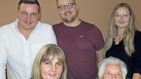 Mike Stahlberger, Bürgermeisterin Dr. Birgit Weber, Dino Stahlberger, Romina Stahlberger (Enkelin) und die kleine Amelie gratulierten Hilda Rüger zum 102. Geburtstag.  Foto: Edwin Meißinger