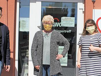 Die Leiterin des AWO Bürgertreffs Ebersdorf, Nadine Jacob (rechts), und AWO Geschäftsführer Carsten Höllein freuen sich mit der Häuslichen Hilfe, Sieglinde Steiche, dass Ehrenamtliche Masken genäht haben, um Bedarfe abzudecken.