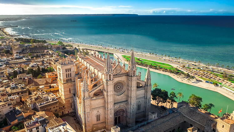 Urlaub auf Mallorca: Luftbild mit Kathedrale in Palma des Mallorca