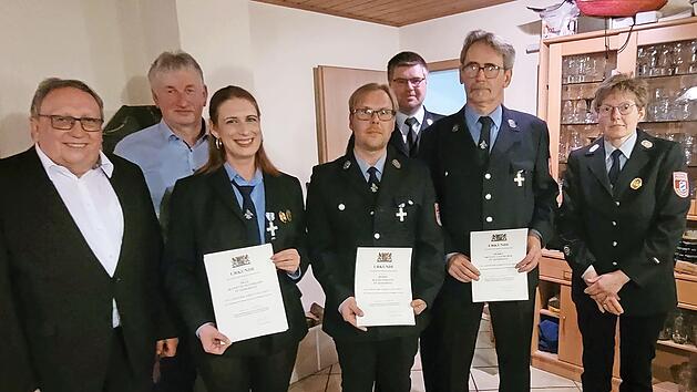 Ehrungen bei der Feuerwehr Zedersitz: im Bild (von links) stellvertretender Landrat Dieter Schaar, zweiter B&uuml;rgermeister Wolfgang Schleicher, Vorsitzende Jeannette Bayerlein (25 Jahre Dienst), Kai Bayerlein (25 Jahre Dienst), Kreisbrandmeister Ste...