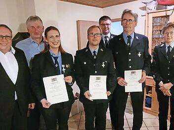 Ehrungen bei der Feuerwehr Zedersitz: im Bild (von links) stellvertretender Landrat Dieter Schaar, zweiter Bürgermeister Wolfgang Schleicher, Vorsitzende Jeannette Bayerlein (25 Jahre Dienst), Kai Bayerlein (25 Jahre Dienst), Kreisbrandmeister Ste...