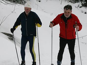 Mal sehen, ob die Loipen perfekt sind: Obmann Karl Schoger und sein Kassierer Helmut Bürgermachen die Probe aufs Exempel. Beide sind passionierte Langläufer