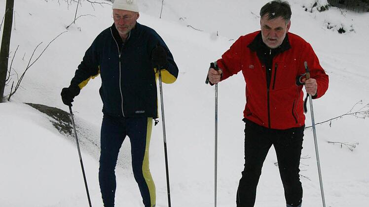 Mal sehen, ob die Loipen perfekt sind: Obmann Karl Schoger und sein Kassierer Helmut Bürgermachen die Probe aufs Exempel. Beide sind passionierte Langläufer