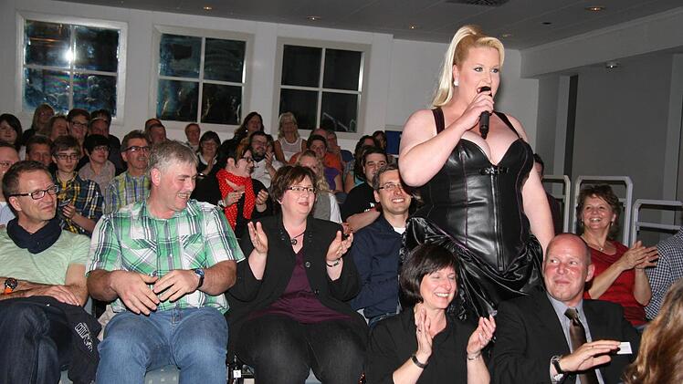 Daphne de Luxe sucht den Kontakt zum Publikum.