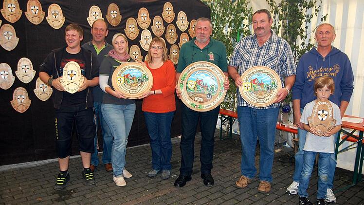 Neben den Scheiben gab es auch tolle Preise für die Teilnehmer am Jubiläums-Dorfschießen. Im Hintergrund noch eine Anzahl von Erinnerungsscheiben, die alle von Margot Schottdorf künstlerisch gestaltet wurden. Auf dem Foto von links: Andy Täuber (Bauwagen-I), Schießleiter Walter Jopp, Kristin Glöckner und Dagmar Wenzel (Hüttenfreunde Reith), Lothar Fünkner (KSK Frankenbrunn 2), Reinhard Trimbach (ACO 1) und Manfred Beiersdörfer mit Sohn (Holzbau Eyrich-Halbig).