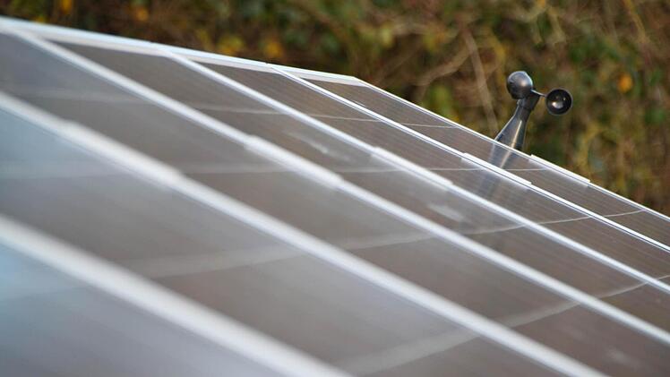 Auch ein Windmessgerät ist angebracht. Bei Sturm dreht sich die Anlage in Windrichtung. Foto: Ulrike Müller