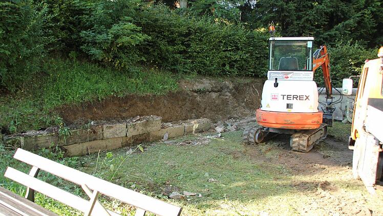 Im Friedhof wird eine Stützwand vor dem Urnengräberfeld saniert.