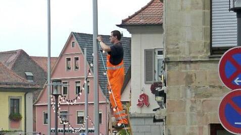Bis 1400 Glühbirnen brennen, müssen noch viele mehr in die Fassungen geschraubt werden, da immer auch welche kaputtgegangen sind.Foto: Ramona Popp