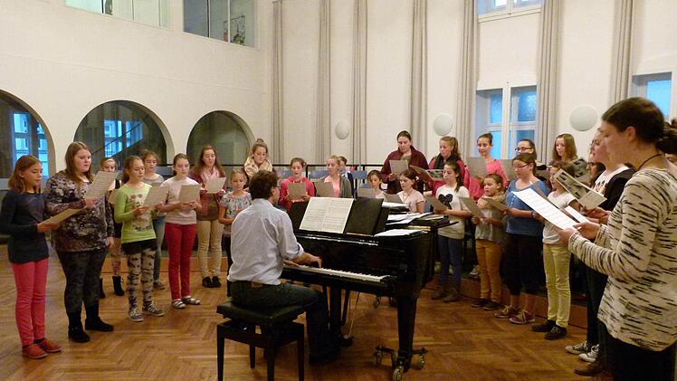 Domkapellmeister Werner Pees probt zwei Mal in der Woche mit der Mädchenkantorei. Die jungen Sängerinnen sind eifrig und konzentriert bei der Sache. Foto: Marion Krüger-Hundrup