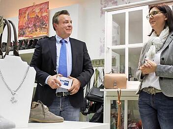 IHK-Vorsitzender Wilhelm Wasikowski eröffnete im Schuhwerk Lichtenfels mit Ladenbesitzerin Elke Sünkel die Veranstaltung.  Fotos: Maximilian Glas