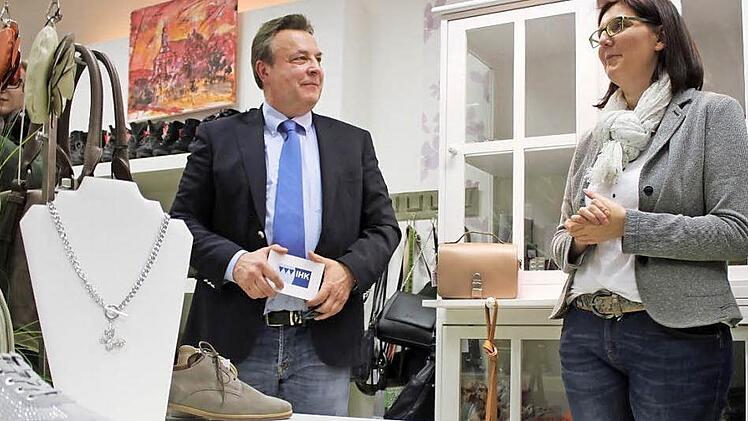 IHK-Vorsitzender Wilhelm Wasikowski eröffnete im Schuhwerk Lichtenfels mit Ladenbesitzerin Elke Sünkel die Veranstaltung.  Fotos: Maximilian Glas