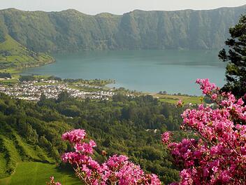 In herrlicher Natur die Kraterseen mit der Azaleen-Pracht. Fotos: Günther Geiling